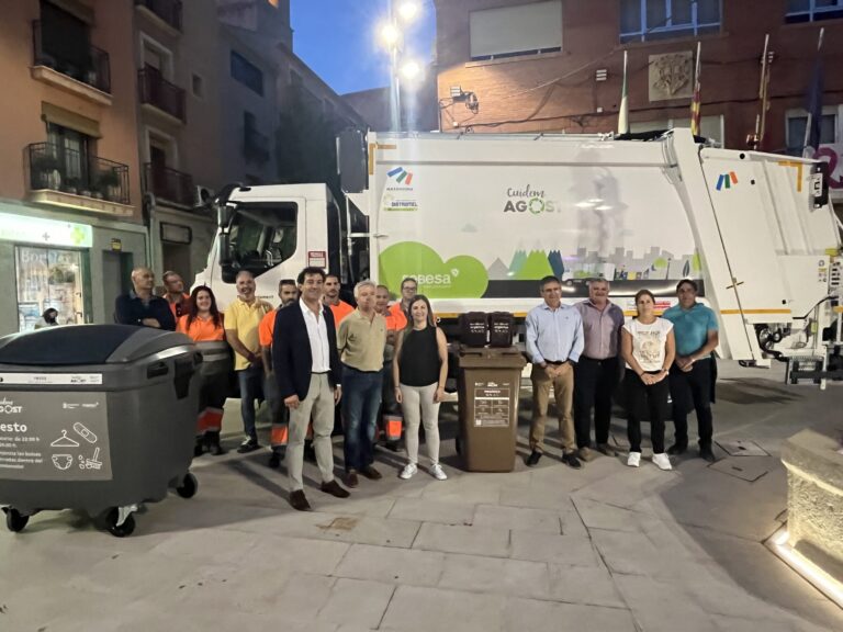 El Ayuntamiento de Agost y Fobesa refuerzan la recogida selectiva de residuos con la renovación de contenedores y la incorporación de un nuevo camión bicompartimentado