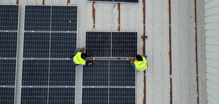 Obremo colabora en la descarbonización industrial del sector cerámico con la instalación de 3.000 paneles de energía solar fotovoltaica en la sede de Arciblansa