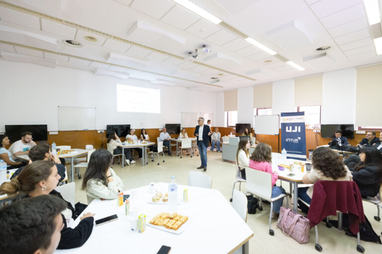 El Aula Intur de Turismo de la UJI acerca al estudiantado al sector turístico con una jornada sobre gestión hotelera