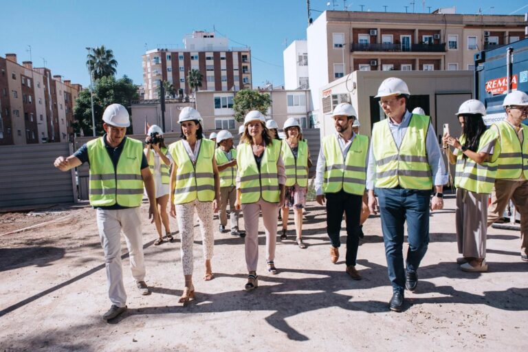 La alcaldesa de Castellón visita las obras de remodelación del CEIP Mestre Canós, un proyecto sostenible y moderno a cargo de Gimecons