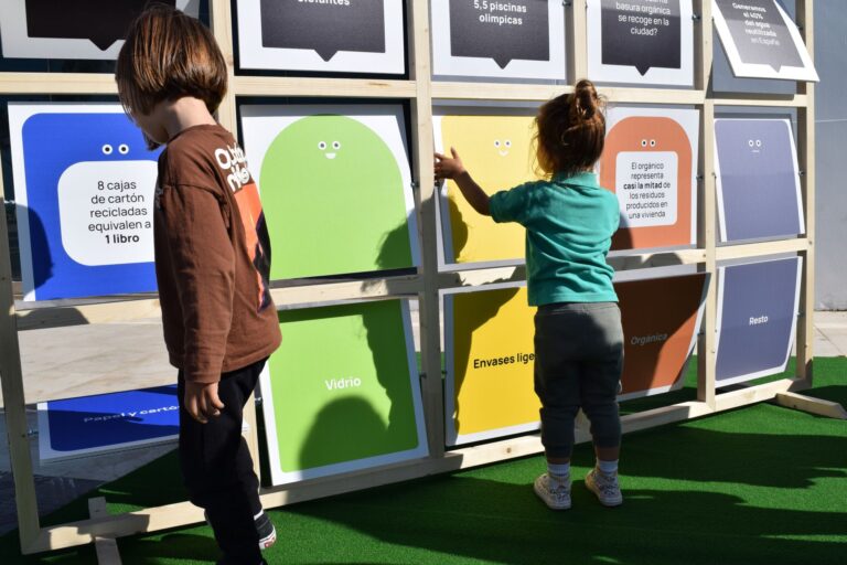 Multitud de niños y niñas participan en las actividades organizadas por el Día Mundial del Reciclaje en Valencia