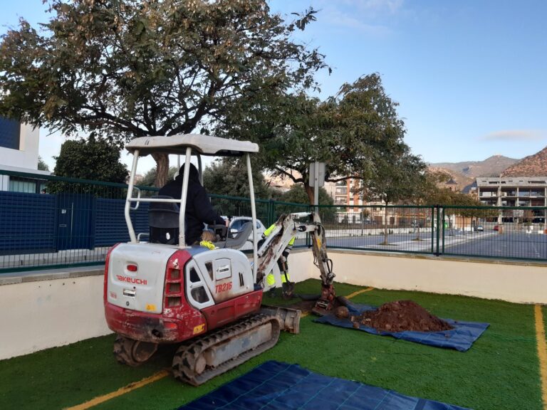 Benicàssim y Fobesa celebran el Día del Árbol con la plantación de moreras que darán sombra a la Escoleta Doloretes