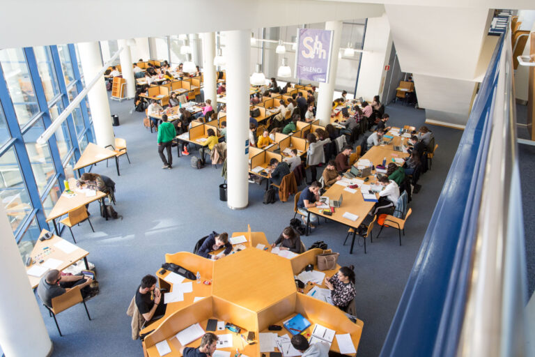 Fobesa facilita que el estudiantado con menos recursos pueda continuar con su formación a través de su séptimo programa de becas en la Universitat Jaume I