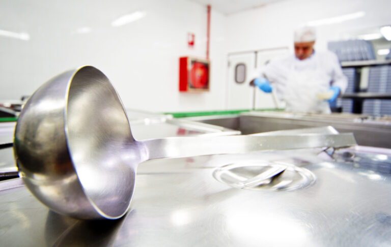 Intur Restauración Colectiva da una segunda vida al aceite utilizado en sus cocinas por una buena causa