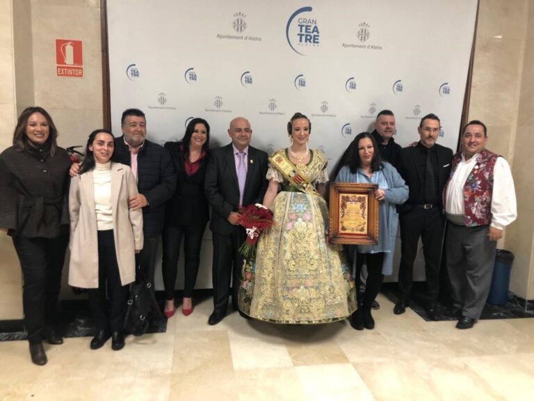 La Junta Local Fallera de Alzira otorga su insignia de oro a los trabajadores y trabajadoras de Fovasa por su excepcional trabajo
