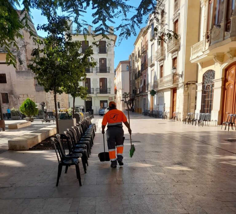 FOVASA pone en marcha un operativo especial de limpieza y recogida de residuos durante las Fallas de Alzira