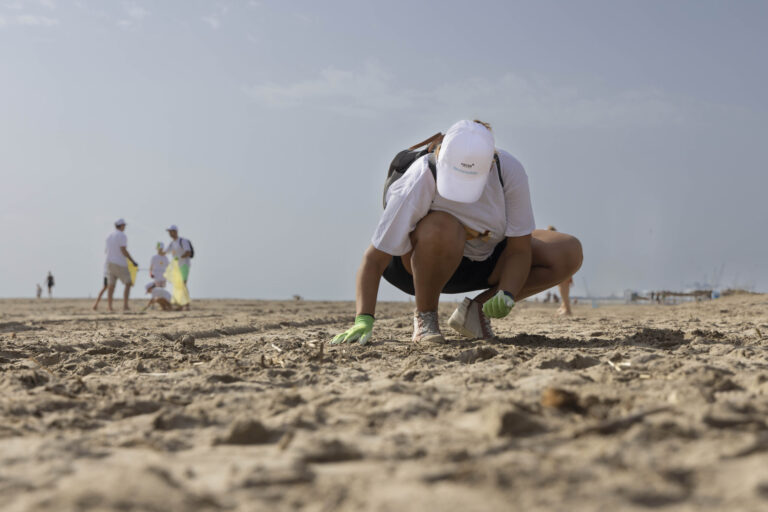 Facsa moviliza a más de 200 personas en el Día Mundial de la limpieza y las playas