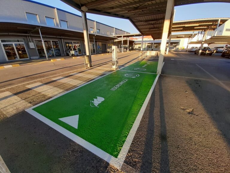 Obremo instala nuevos puntos de recarga para vehículos eléctricos en los centros MAKRO