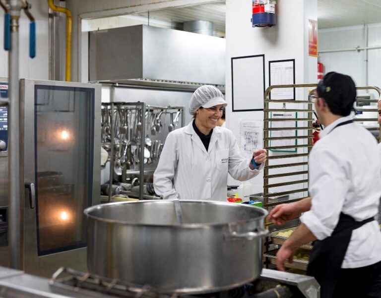 Grupo Intur convierte el aceite utilizado en sus cocinas en beneficios para la ONG Rastro Solidario