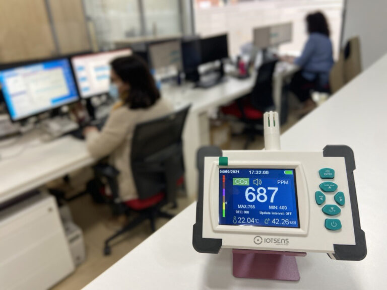 Medir el CO2, clave para controlar los contagios por Covid-19 en interiores