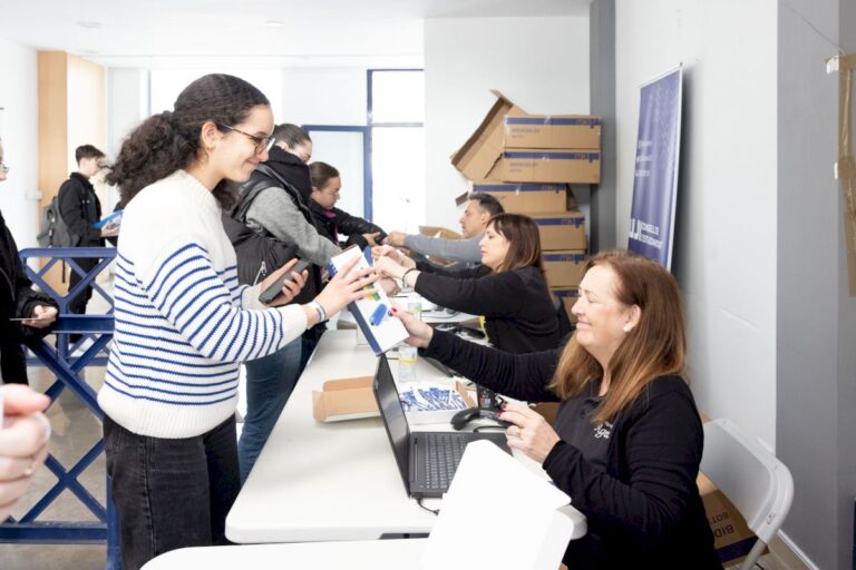 La UJI y Facsa reparten 10.000 botellas reutilizables entre la comunidad universitaria
