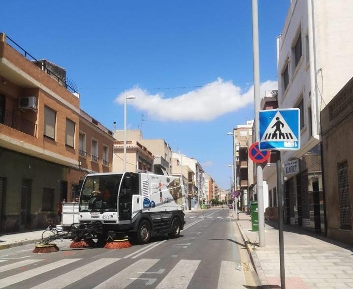 El Ayuntamiento de Elda y FOBESA aseguran la limpieza y salubridad del mercado ambulante con 40 contenedores de selectiva