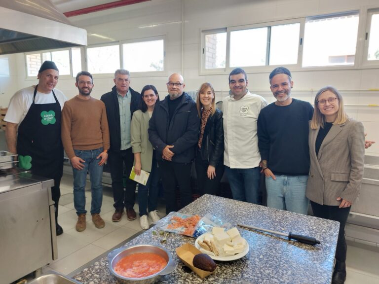 El ministro Pablo Bustinduy descubre el modelo de alimentación sostenible de Casa Intur en el CEIP Benimamet