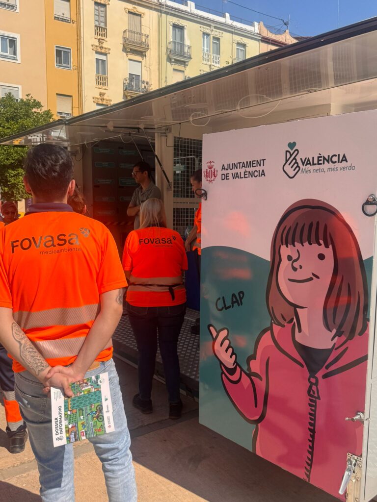 Formación para el personal de los ecoparques móviles de Valencia: compromiso con un servicio más cercano y sostenible