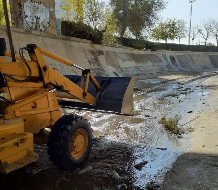 FOBESA limpia el cauce del Vinalopó de enseres y residuos