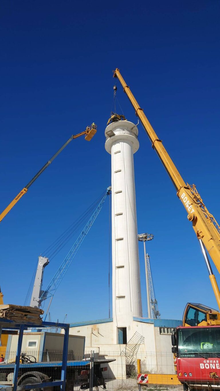 Gimecons comienza el derribo del antiguo faro del puerto de Castelló