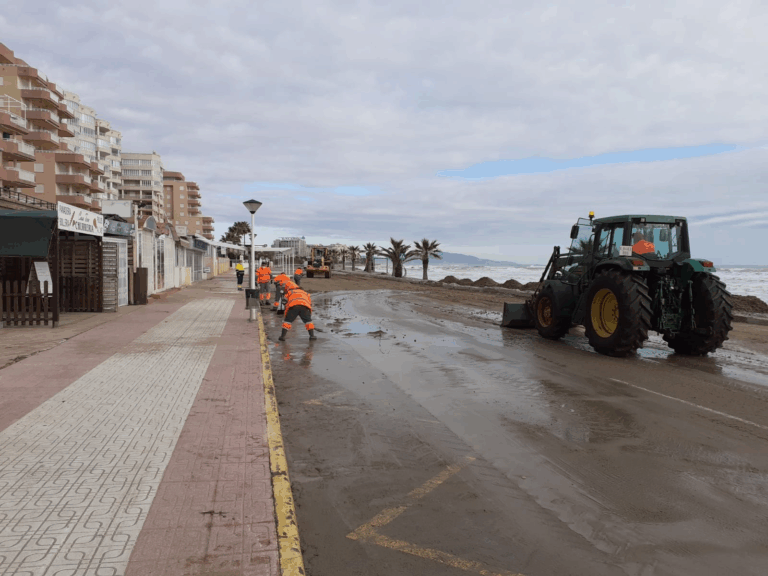Fobesa intensifica los trabajos de limpieza para reparar los desperfectos causados por Filomena en la costa de Castelló