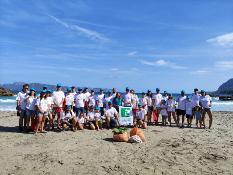 Personal voluntario de las empresas de Facsa en Baleares suma esfuerzos en una jornada de limpieza de playas