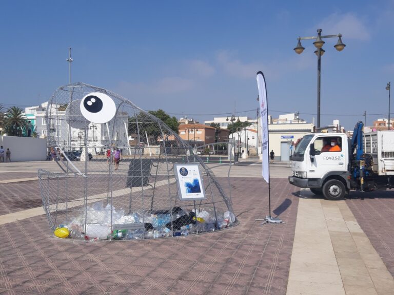 FOVASA hace posible la puesta en marcha de una original iniciativa de reciclaje en la playa de la Malvarrosa de València