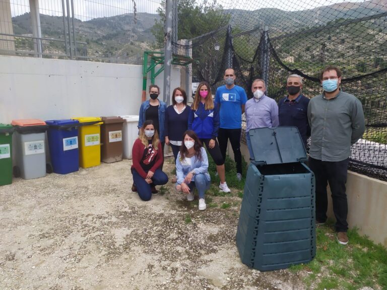 FOBESA fomenta la economía circular en los colegios con la instalación de una nueva compostadora en el Luis Gosálbez de Tibi