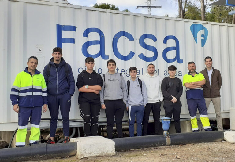 Facsa explica al alumnado del Grado en Redes y Estaciones de Tratamiento de Agua el funcionamiento de las plantas de ósmosis
