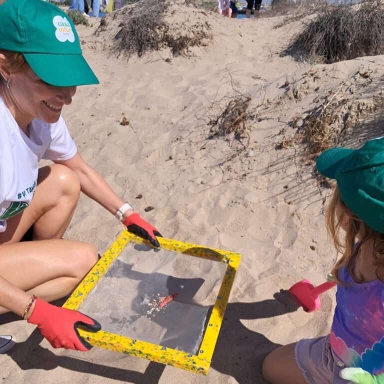 El 60% de los residuos recogidos por el equipo de Casa Intur y Aquarama en la playa de Pinedo eran plásticos