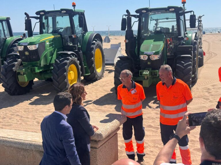 Fovasa Medioambiente refuerza la limpieza de playas en València con un operativo especial durante la temporada alta
