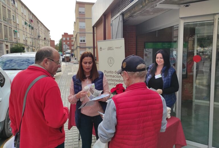 Fobesa comienza una campaña puerta a puerta en Elda para informar sobre la correcta separación de residuos