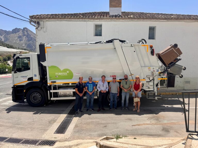 La Mancomunidad de la Marina Baixa y Fobesa presentan un nuevo vehículo bicompartimentado que impulsará la recogida selectiva en los municipios del interior